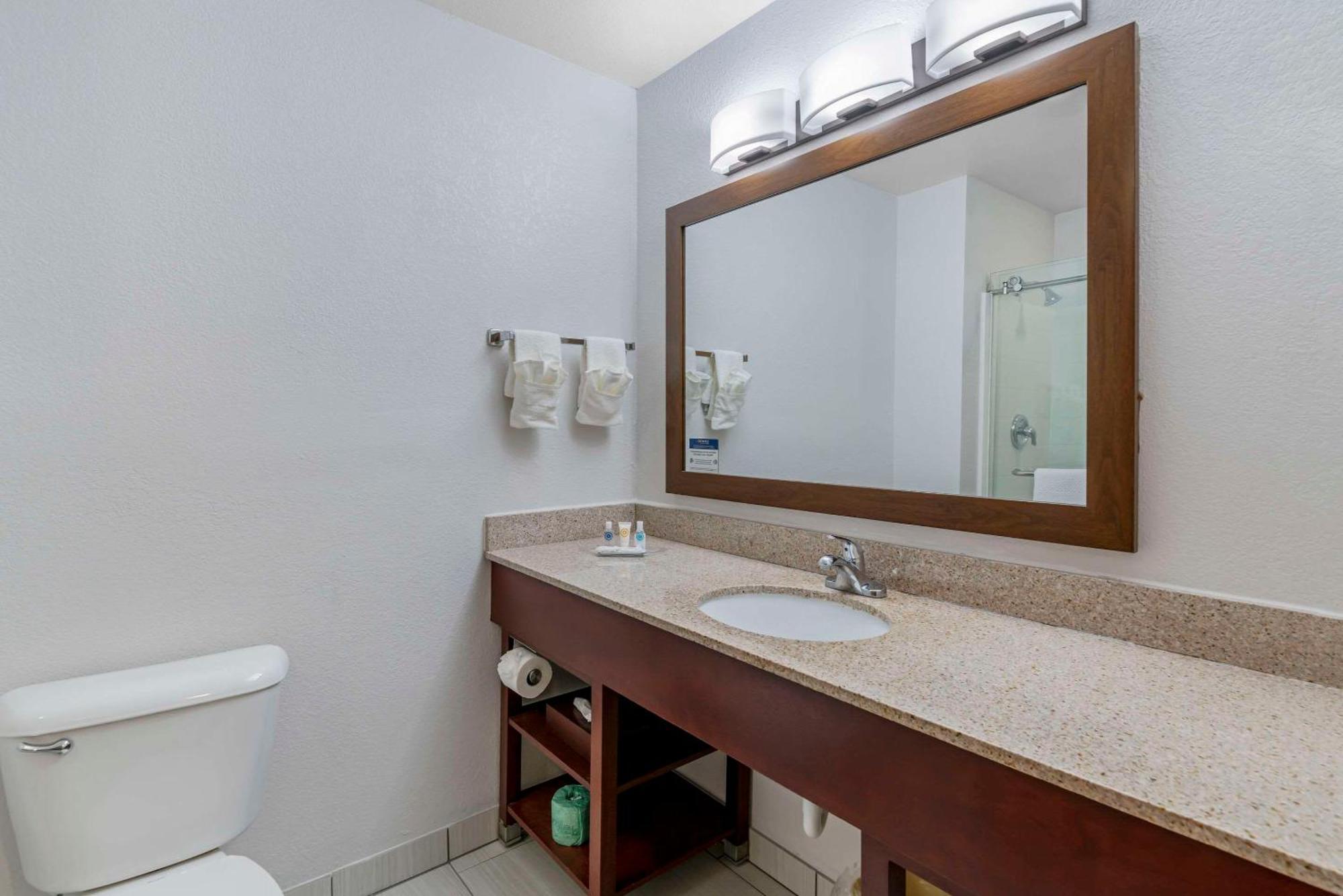 Comfort Suites Lake Geneva East Bagian luar foto
