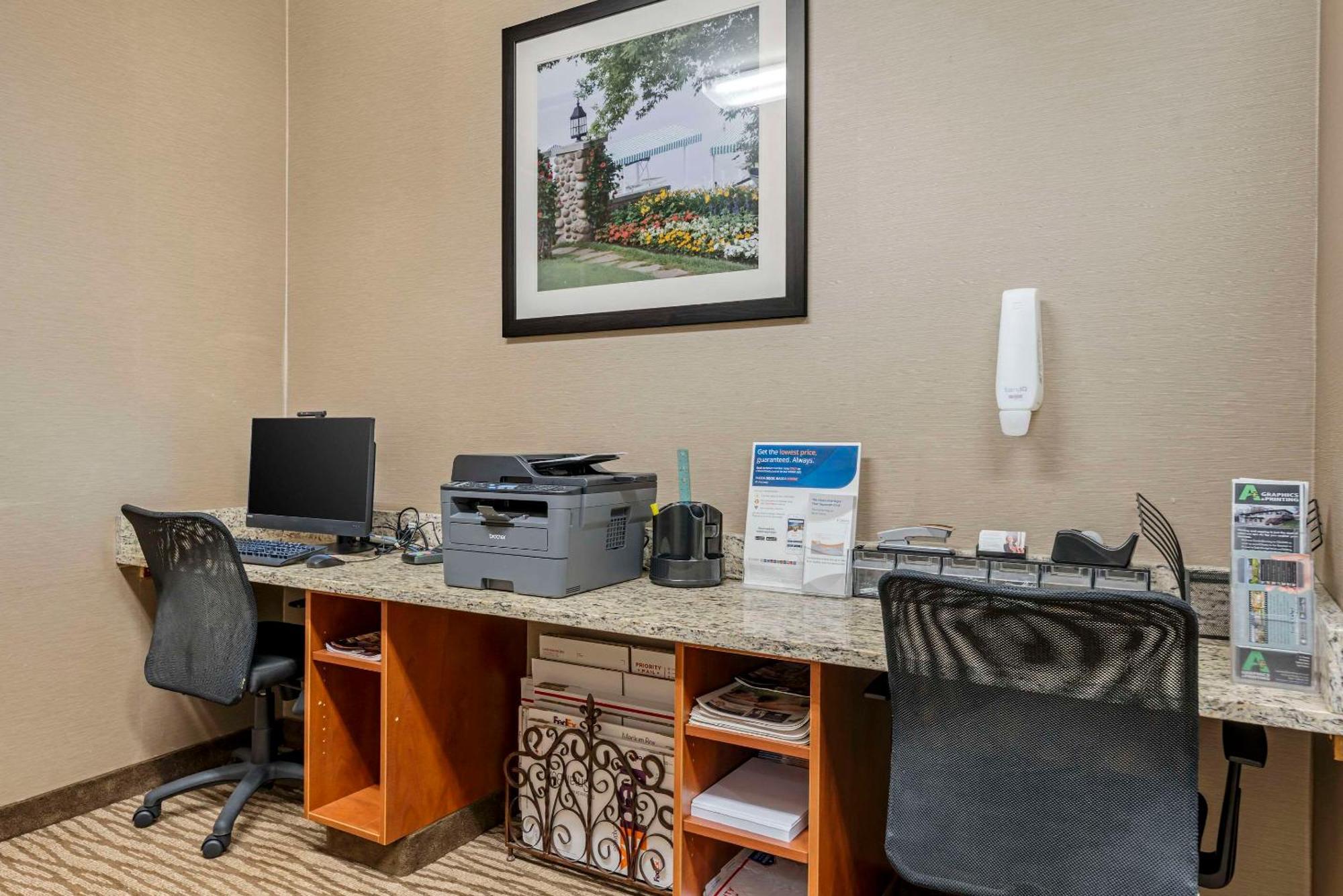 Comfort Suites Lake Geneva East Bagian luar foto