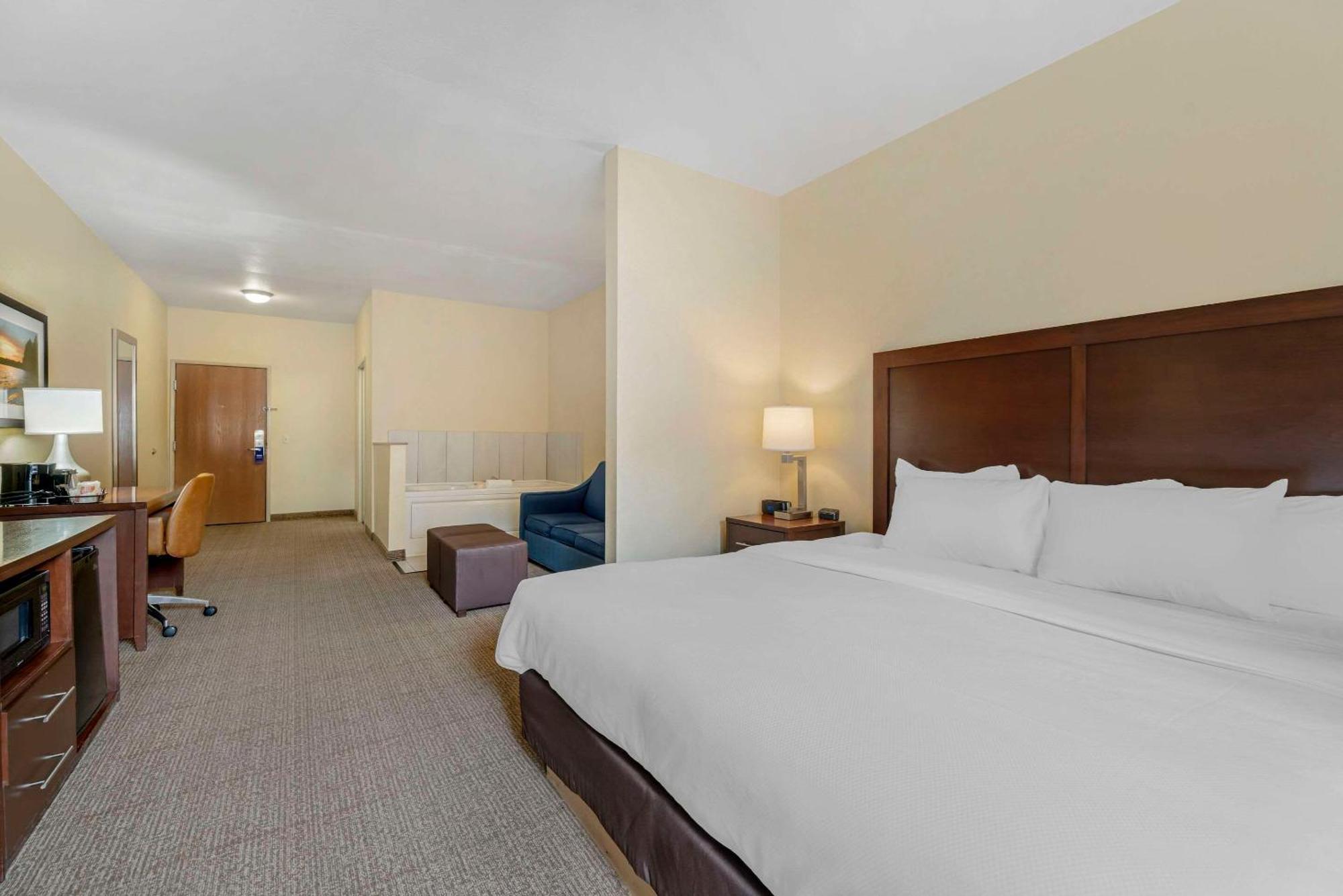 Comfort Suites Lake Geneva East Bagian luar foto