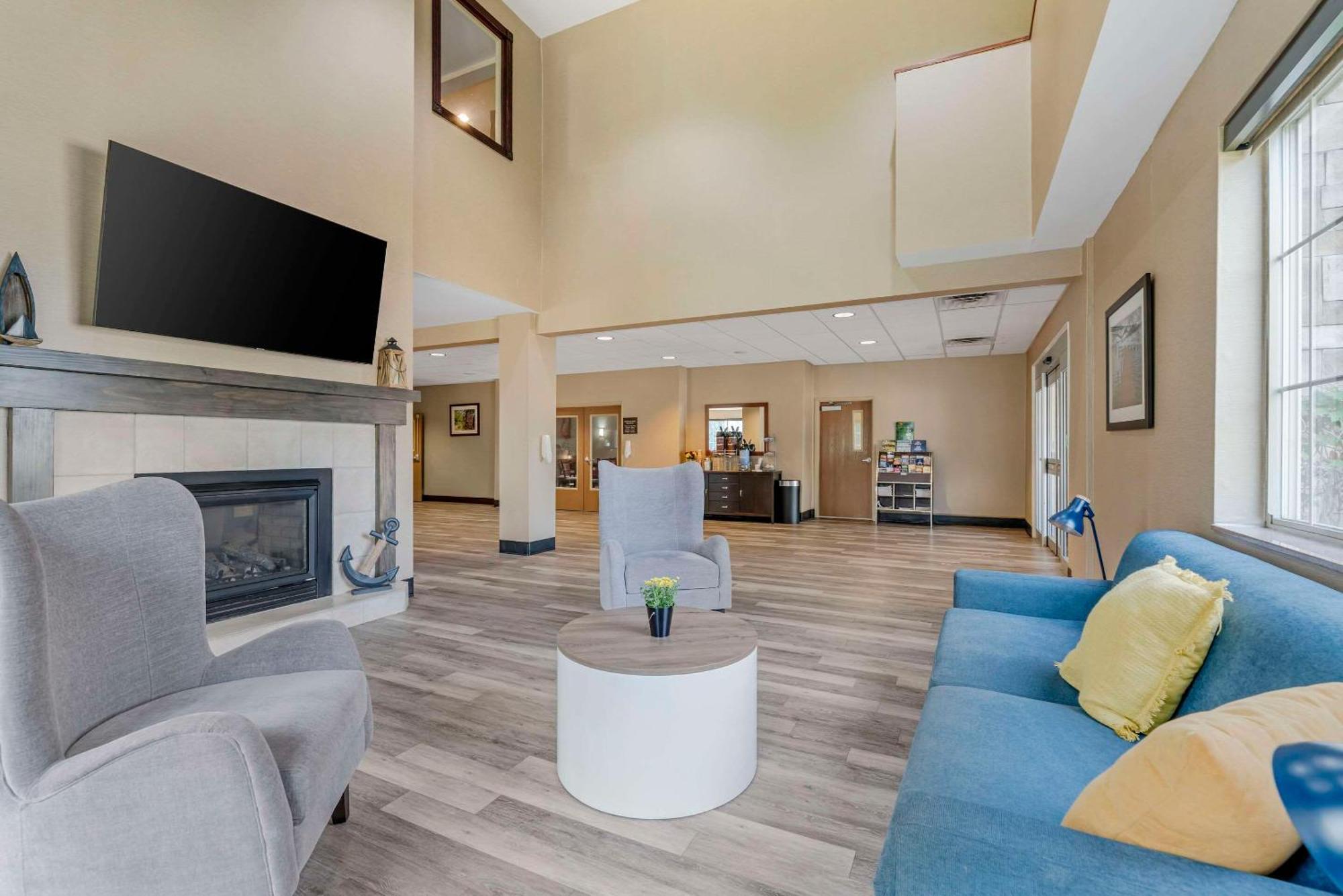 Comfort Suites Lake Geneva East Bagian luar foto