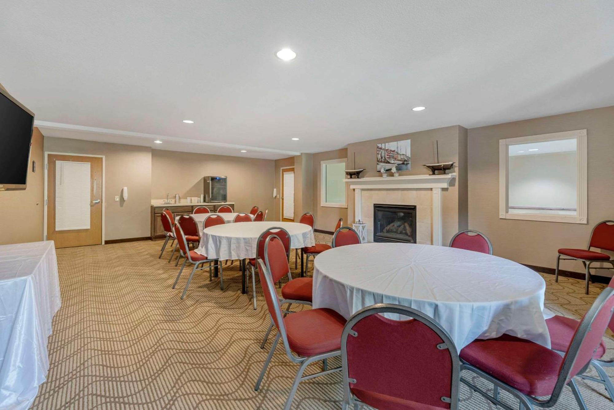Comfort Suites Lake Geneva East Bagian luar foto