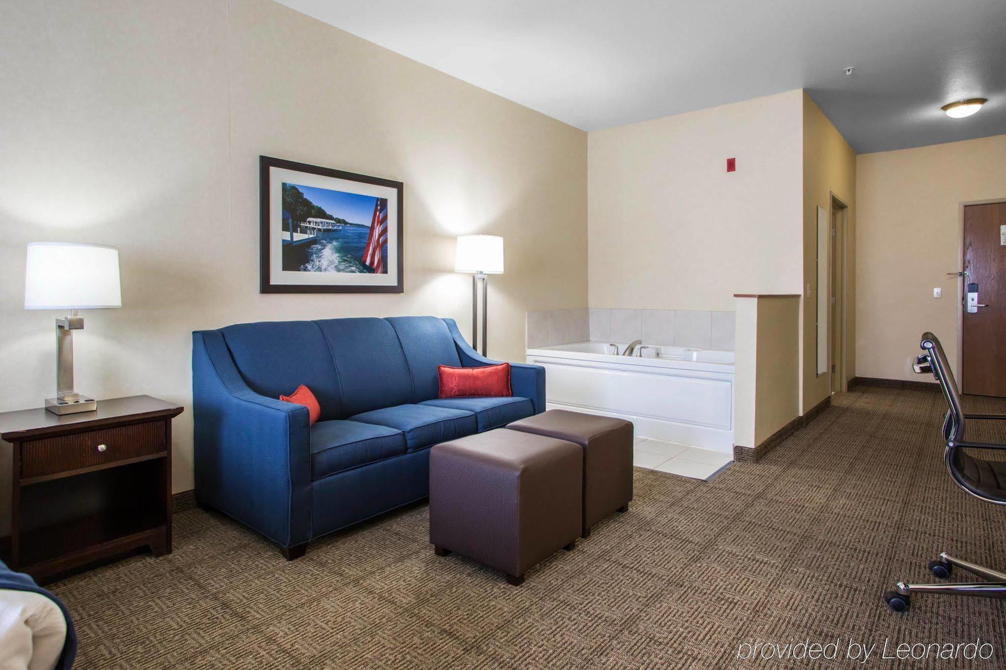 Comfort Suites Lake Geneva East Bagian luar foto