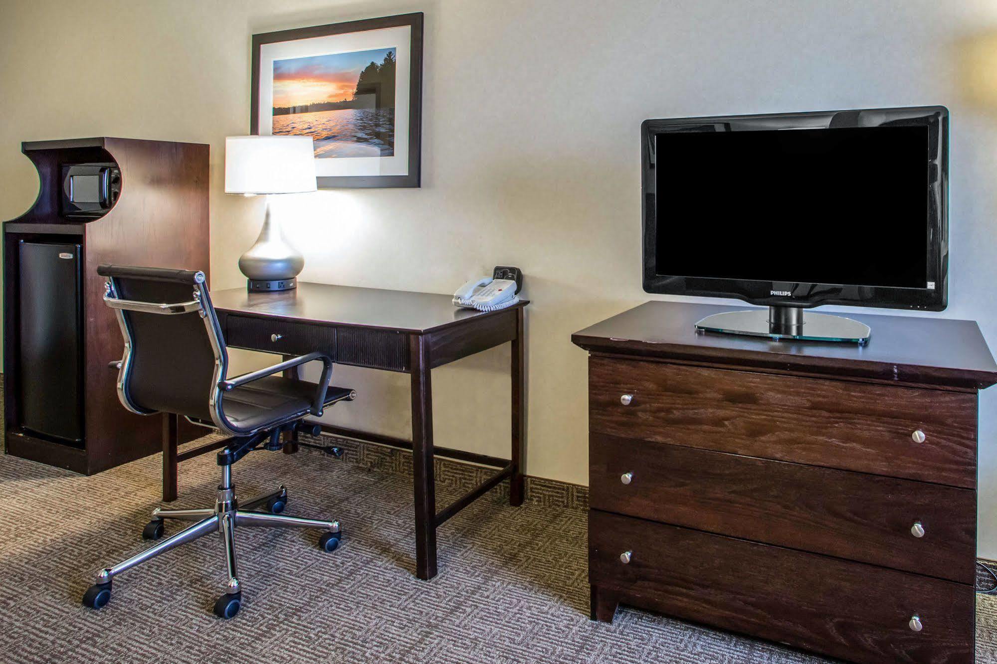 Comfort Suites Lake Geneva East Bagian luar foto