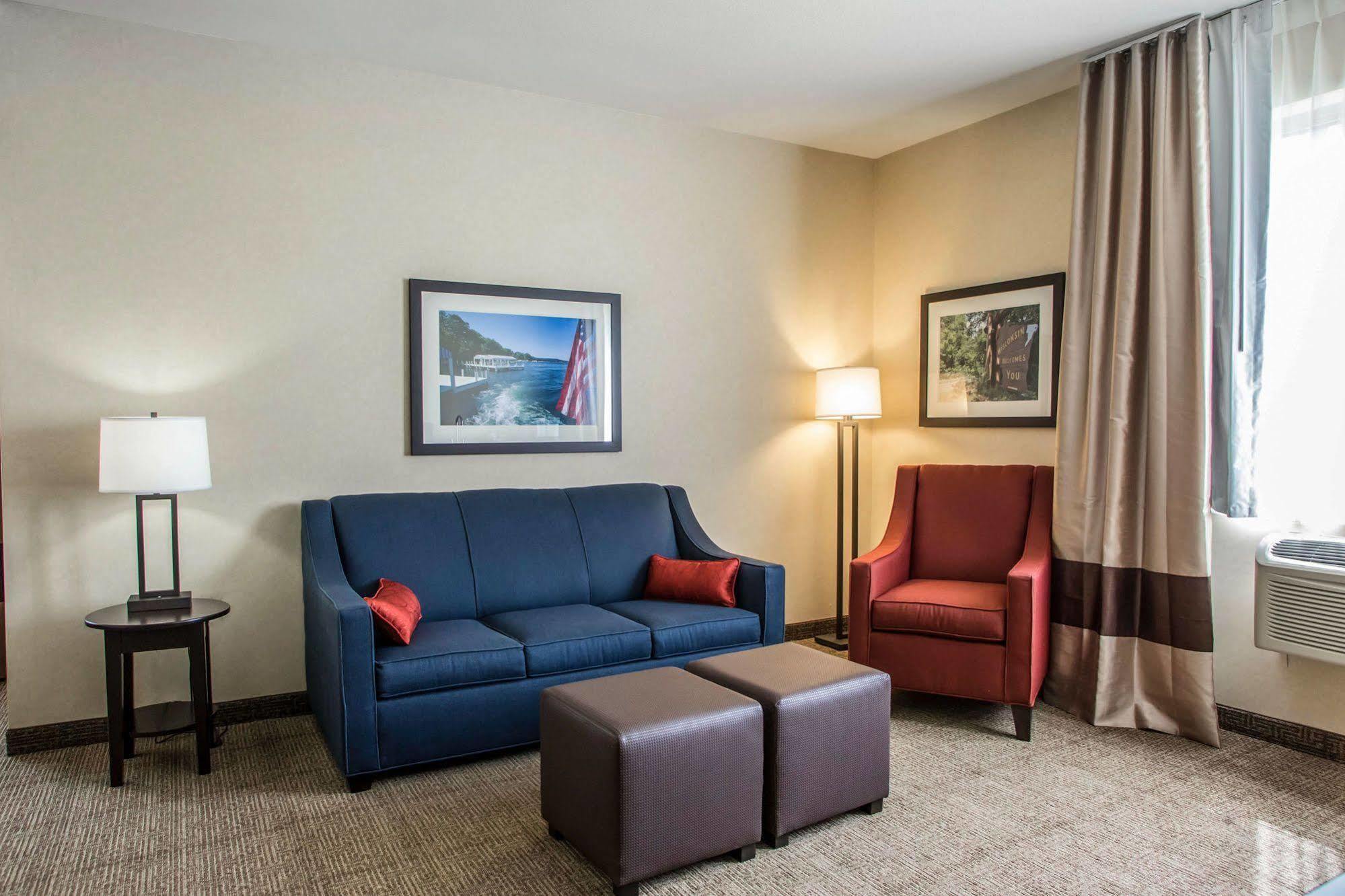 Comfort Suites Lake Geneva East Bagian luar foto